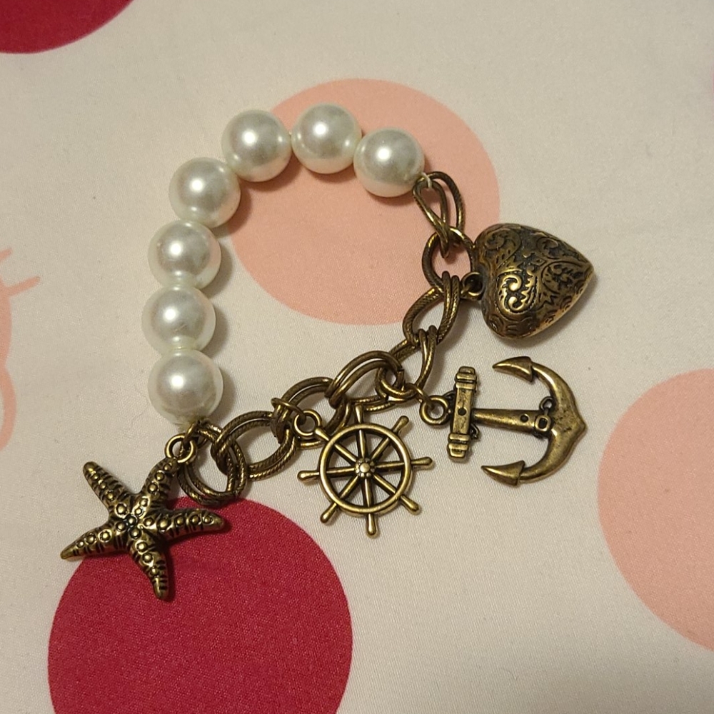 Pearl charm bracelet anchor